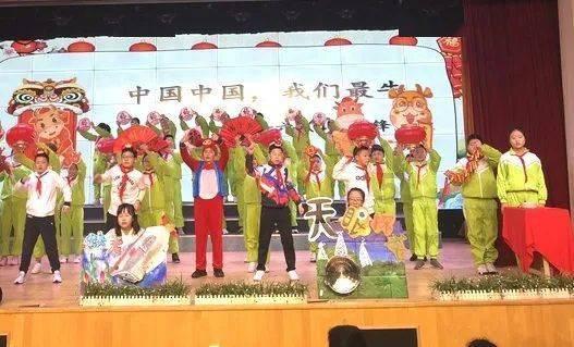 相亲男在树林里看到玫瑰花就摘下来送给我？游戏画面